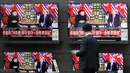 Seorang pria berdiri di dekat layar TV yang memperlihatkan siaran pertemuan antara Presiden AS Donald Trump dan pemimpin Korea Utara Kim Jong Un di Vietnam, di sebuah toko elektronik di Seoul, Korea Selatan (28/2). (AP Photo/Lee Jin-man)