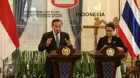 Menlu Retno Marsudi dan Menlu Thailand Don Pramudwinai memberikan keterangan pers di Gedung Pancasila, Kemenlu, Jakarta, Kamis (11/2). Kedua menteri melakukan pertemuan bilateral untuk meningkatkan kerjasama kedua negara. (Liputan6.com/Faizal Fanani)