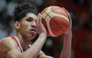 Bagaimana Cara Melakukan Gerak Melempar Bola Basket Melalui Atas Kepala dengan Teknik yang Tepat
