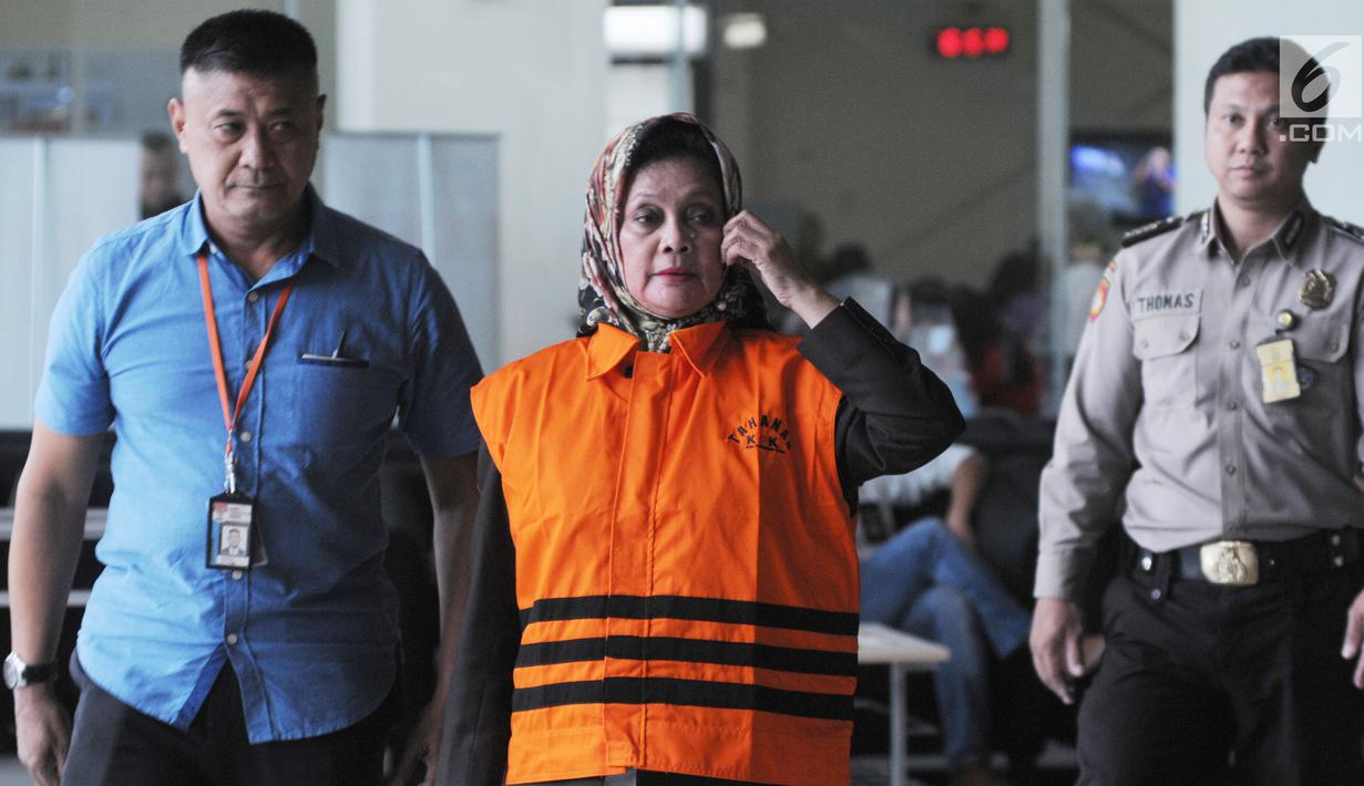 Anggota DPRD Sumatera Utara periode 2009-2014 dari Partai Golkar, Helmiati mengenakan rompi tahanan usai menjalani pemeriksaan di gedung KPK, Jakarta, Senin (9/7). Helmiati resmi ditahan untuk mempermudah pemeriksaan. (Merdeka.com/Dwi Narwoko)