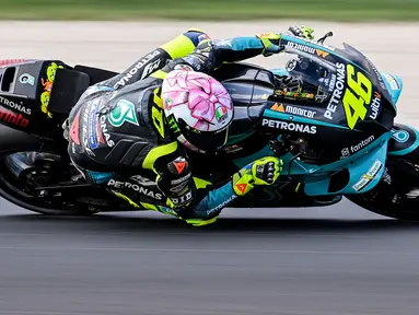 Pebalap asal Italia, Valentino Rossi, merupakan salah satu pebalap yang terkenal dengan penampilan nyentrik. Termasuk penggunaan helm dengan desain unik dan spesial di lintasan. (AFP/Andreas Solaro)