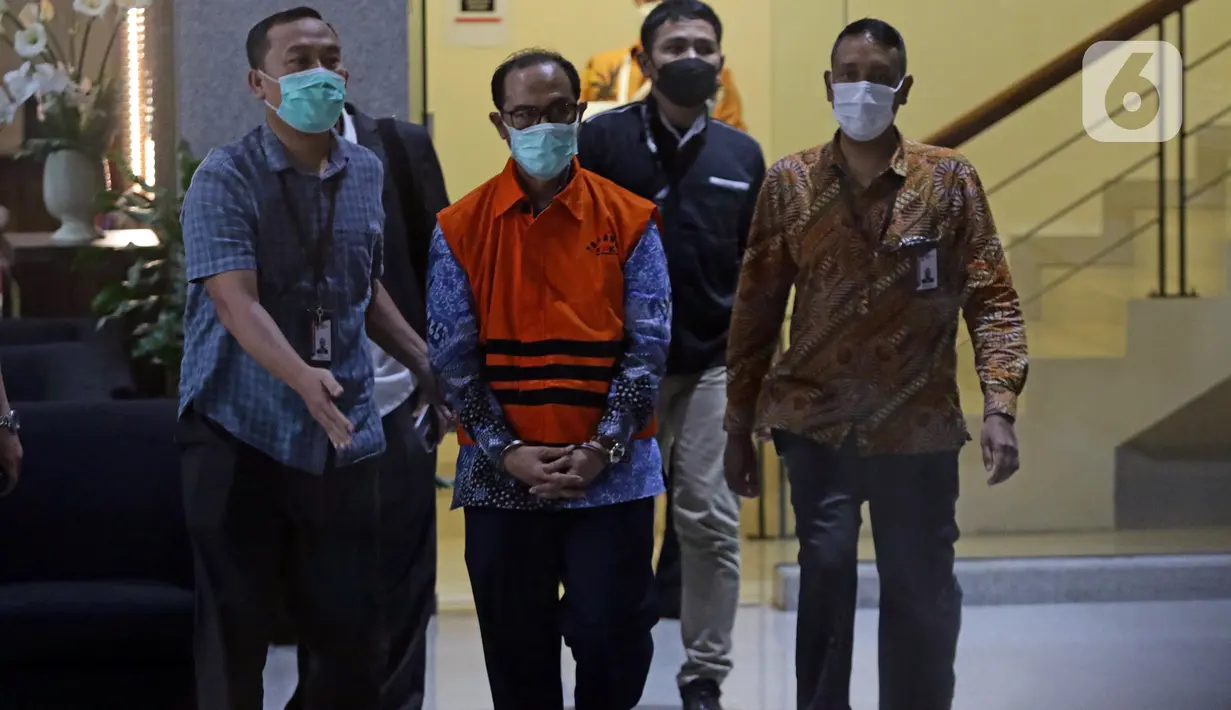 Hakim Agung, Gazalba Saleh (kedua kiri) dikawal ruang rilis penahanan di Gedung Merah Putih KPK, Jakarta, Kamis (8/12/2022). KPK menahan Gazalba Saleh sebagai tersangka dugaan suap pengurusan perkara pidana Koperasi Simpan Pinjam (KSP) Intidana di Mahkamah Agung (MA). (Liputan6.com/Helmi Fithriansyah)