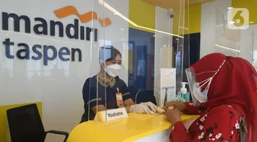 Teller melayani nasabah di Graha Mantap, Menteng, Jakarta, Senin (14/6/2021). Bank Mandiri Taspen memindahkan Kantor Pusat yang sebelumnya terletak di Jalan Cikini dalam rangka meningkatkan fasilitas layanan kepada para nasabah, khususnya pensiunan PNS dan TNI/Polri. (Liputan6.com/HO/Mandiri)