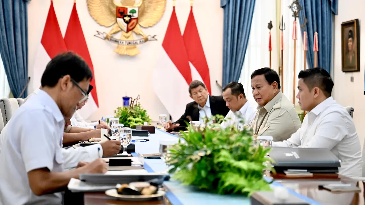 Presiden Prabowo Subianto melangsungkan rapat terbatas di Istana Merdeka, Jakarta, Senin, (6/2) dengan agenda pembahasan percepatan program perumahan rakyat secara nasional.