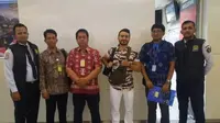 Kantor Imigrasi Ngurah Rai mendeportasi WNA Kanada yang mengamuk sambil membawa senjata tajam di Seminyak, Badung, Bali. (Liputan6.com/ Dok. Imigrasi Ngurah Rai Bali)