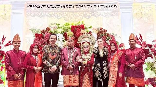 Ayu Dewi kondangan pakai dress hitam. [@mrsayudewi]