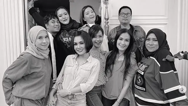 Dekat Sejak Dulu Hingga Satu Geng, Ini 6 Momen Keakraban Yuni Shara dan Iis Dahlia