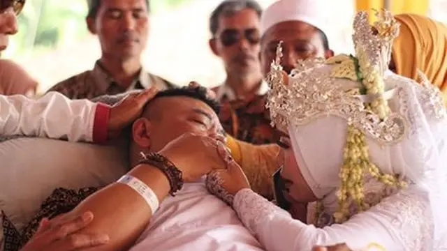 Momen kedatangan sang ayah ke pernikahan disambut haru oleh pengantin