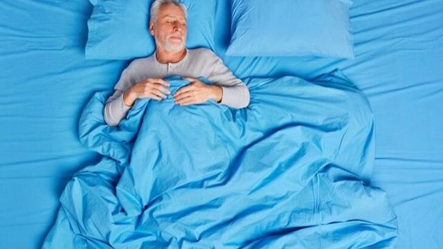 Orang sedang tidur (Sumber: freepik.com/wayhomestudio)