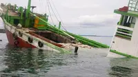 Kapal Eka Cahaya yang kandas usai diterjang badai di perairan Kepulauan Riau. (Liputan6.com/Ajang Nurdin)