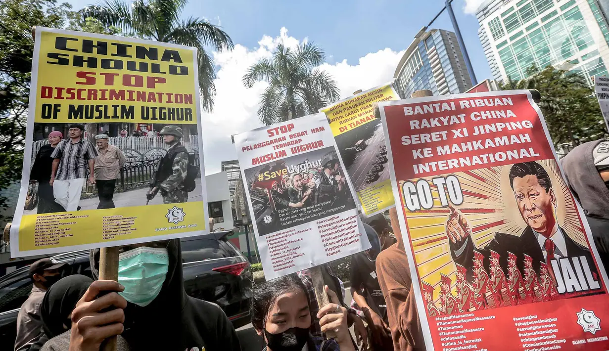 Massa menggelar demonstrasi solidaritas untuk muslim Uighur di depan Kedubes China, Jakarta, Jumat (3/6/2022). Mereka menuntut pemerintah China melalui kedutaan besarnya di Indonesia untuk segera menghentikan penyiksaan, penyanderaan, dan pelarangan umat muslim Uighur dalam melaksanakan aktivitas ibadah. (Liputan6.com/Faizal Fanani)