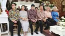 Reshwara Argya Radinal tampak didampingi oleh keluarganya saat acara lamaran berlangsung. Reshi, begitu sapaan untuk si calon mempelai pria, tampak begitu serius menunjukkan niatnya untuk memperistri Nabila Syakieb. (Ruben Silitonga/Bintang.com)