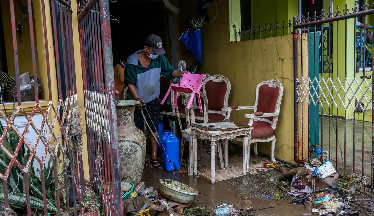 Warga membersihkan lumpur dan sampah usai hujan deras yang dibawa Topan Goni memicu terjadinya banjir di Provinsi Batangas, Filipina, 2 November 2020. Hingga 2 November 2020, jumlah korban jiwa akibat Topan Goni yang melanda bagian selatan Luzon bertambah menjadi 16 orang. (Xinhua/Rouelle Umali)