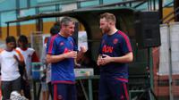 Legenda Manchester United, Denis Irwin (kiri),  berdiskusi dengan anggota tim pelatih MU pada acara United Way Coaching Clinic You C 1000 di Stadion Soemantri Brojonegoro, Jakarta, Sabtu (7/5/2016). (Bola.com/Nicklas Hanoatubun)