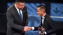 Pesepak bola Malaysia, Mohd Faiz Subri, menerima penghargaan FIFA Puskas Award 2016 yang diberikan oleh legenda hidup Brasil, Ronaldo. (AFP/Fabrice Coffrini)