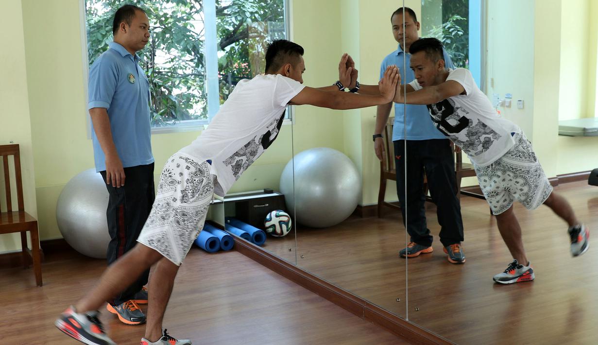 Antony harus rutin mengikuti terapi. (Bola.com/Arief Bagus)