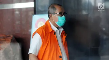 Bupati Bandung Barat Abubakar mengenakan tongkat dikawal petugas untuk menjalani pemeriksaan lanjutan di gedung KPK, Jakarta, Selasa (8/5). (Merdeka.com/Dwi Narwoko)