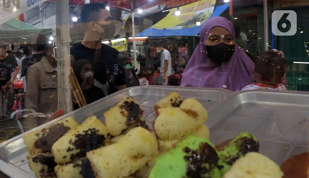 Warga berburu takjil atau menu berbuka puasa Ramadhan di Pasar Lama Tangerang, Banten, Sabtu (16/4/2022). Kawasan Pasar Lama menjadi salah satu tempat favorit bagi para pecinta kuliner dengan nuansa Pecinan. (merdeka.com/Imam Buhori)