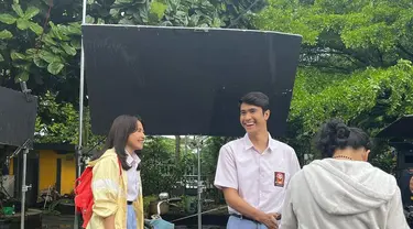 Prilly Latuconsina saat syuting dengan Yesaya Abraham Sitanggang untuk film Gita Cinta dari SMA. (Foto: Instagram/ prillylatuconsina96)