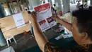 Petugas sedang membacakan surat suara Pemilu 2019 di kawasan Penjaringan, Jakarta Utara, Rabu (17/4). Pasangan capres-cawapres nomor urut 01 Joko Widodo atau Jokowi-Ma'ruf Amin unggul di TPS kolong tol kawasan Penjaringan. (Liputan6.com/Herman Zakharia)