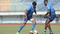 Ilustrasi skuad Persib Bandung menjalani latihan. (Erwin Snaz/Bola.com)
