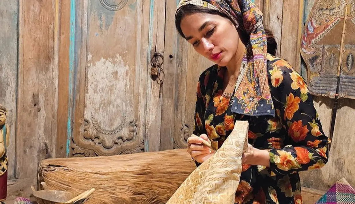 Dengan kebaya tersebut, Ussy pun memperagakan menjadi seorang pembatik. Dengan gaya membatik di atas kain menggunakan canting.  [@ussypratama]