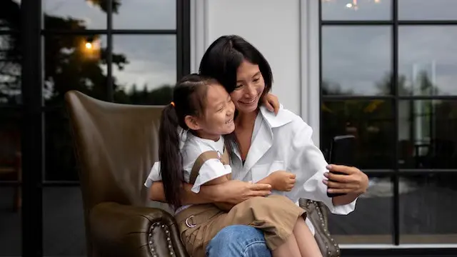 Menahan anak, terutama dalam situasi darurat atau berbahaya, bukan tentang memaksakan kontrol atau dominasi, tetapi lebih kepada menjaga keselamatan anak dan orang lain.