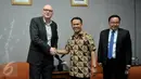 Duta Besar Australia untuk Indonesia Paul Grigson (Kiri) bersalaman dengan ketua komisi I DPR RI Mahfudz Siddiq, Jakarta, Rabu (21/10/2015). Dalam pertemuan ini membahas isu-isu terkini dan hubungan bilateral kedua negara. (Liputan6.com/JohanTallo)