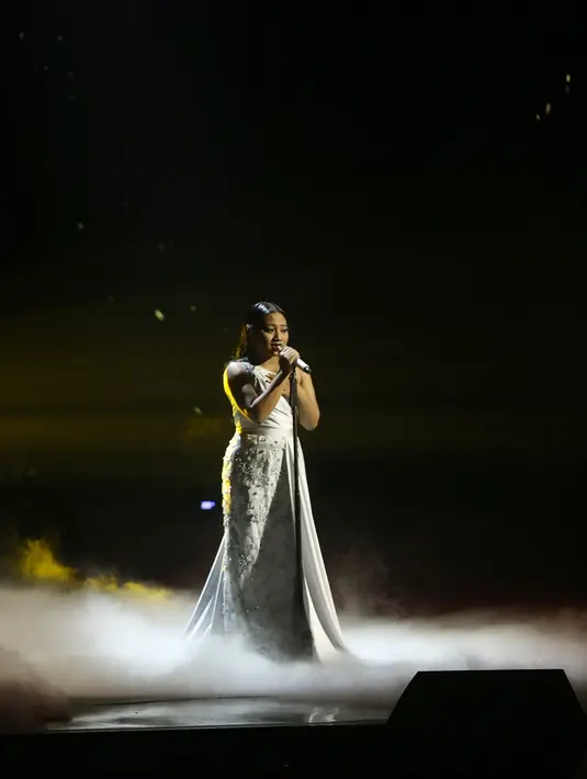 Setelah dinobatkan sebagai juara Indonesian Idol 2018, Maria Simorangkir juga mempersembahkan piala yang baru diperoleh untuk para penggemar yang selama ini selalu mendukungnya. (Nurwahyunan/Bintang.com)