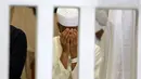 Seorang jemaah berdoa selama bulan puasa Ramadhan di sekitar Ka'bah, tempat suci umat Islam, di kompleks Masjidil Haram di kota Saudi Mekah (9/4/2022). Pengumuman tersebut diterbitkan melalui surat Menteri Haji dan Umrah Arab Saudi. (AFP/Abdel Ghani Bashir)