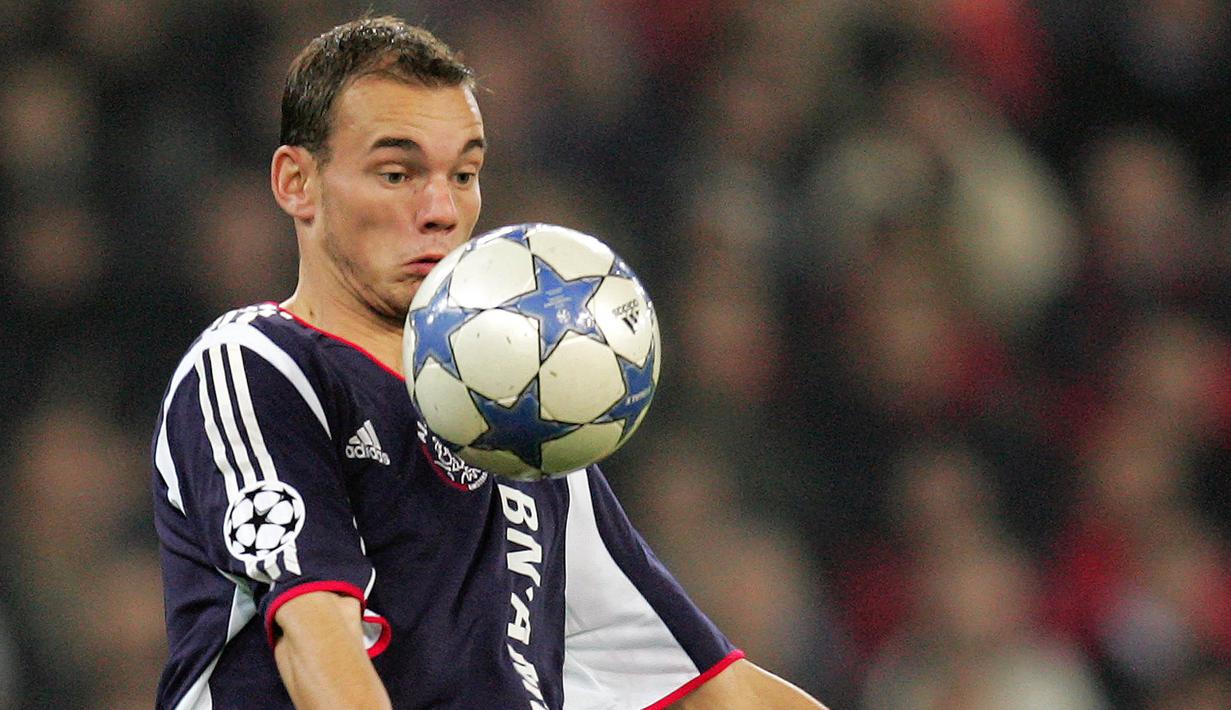 4. Wesley Sneijder - Playmaker andalan Belanda saat menjadi runner-up Piala Dunia 2010 ini memulai karier di Ajax Amsterdam pada tahun 2007. Membukukan penampilan sebanyak 126 kali, mantan bintang Inter Milan ini mencetak 43 gol. (AFP/Fabrice Coffrini)