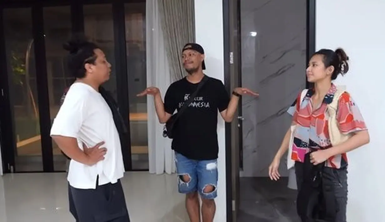 Disambut hangat, keluarga diajak house tour. Terlihat bangunan yang cukup mewah dan modern milik dua aktor Tanah Air tersebut. [Instagram/indahpermatas]