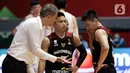 Pelatih Timnas Basket Indonesia, Milos Pejic (kiri) memebri arahan pada Andakara Prastawa Adhyaksa (tengah) saat melawan China pada laga playoff perempat final FIBA Asia Cup 2022 di Istora Senayan, Jakarta, Senin (18/7/2022). Timnas basket Indonesia tersingkir dari ajang FIBA Asia Cup 2022 usai menelan kekalahan telak 58-108 dari China. (Liputan6.com/Helmi Fithriansyah)