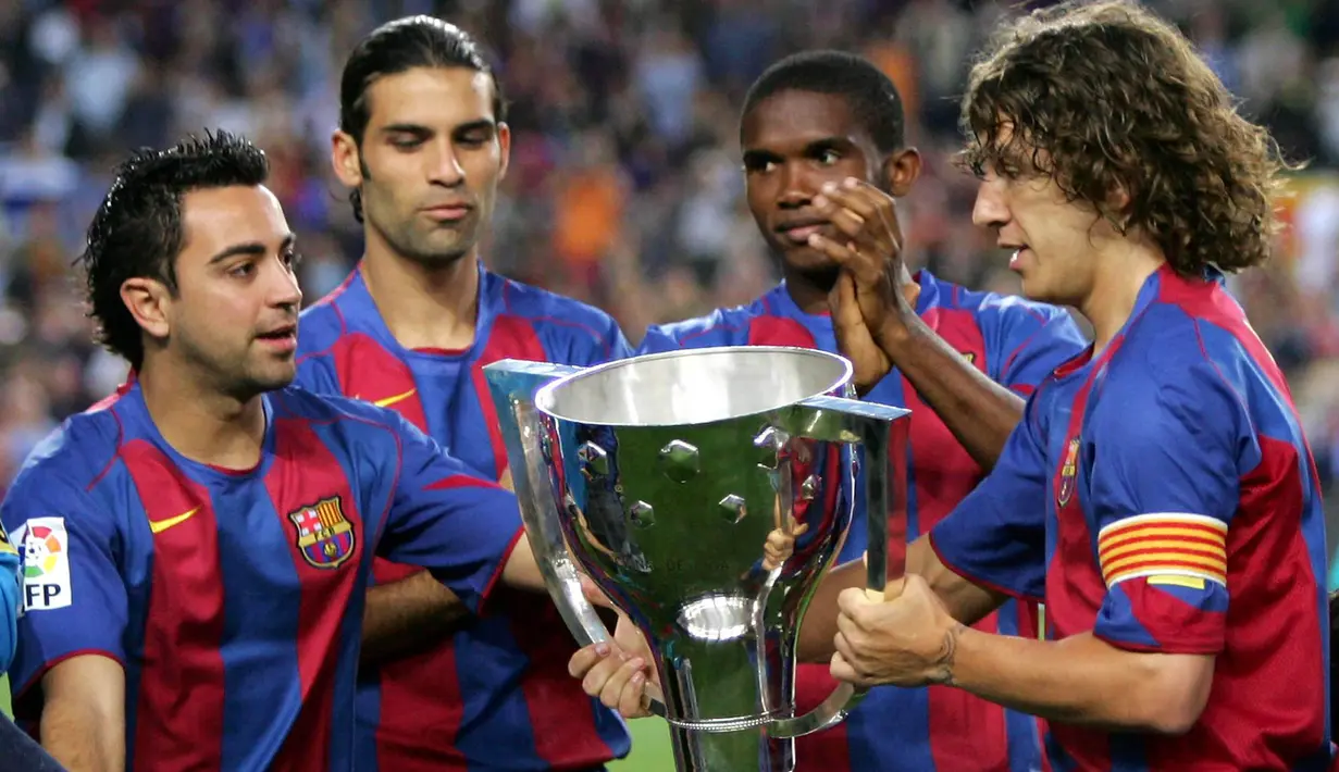 Bek Barcelona, Rafael Marquez, bersama rekannya mengangkat trofi La Liga Spanyol di Camp Nou, Minggu (22/5/2005). Eks bintang Barcelona ini mendapat sanksi dari Departemen Keuangan AS karena kasus narkoba. (AFP/Lluis Gene)