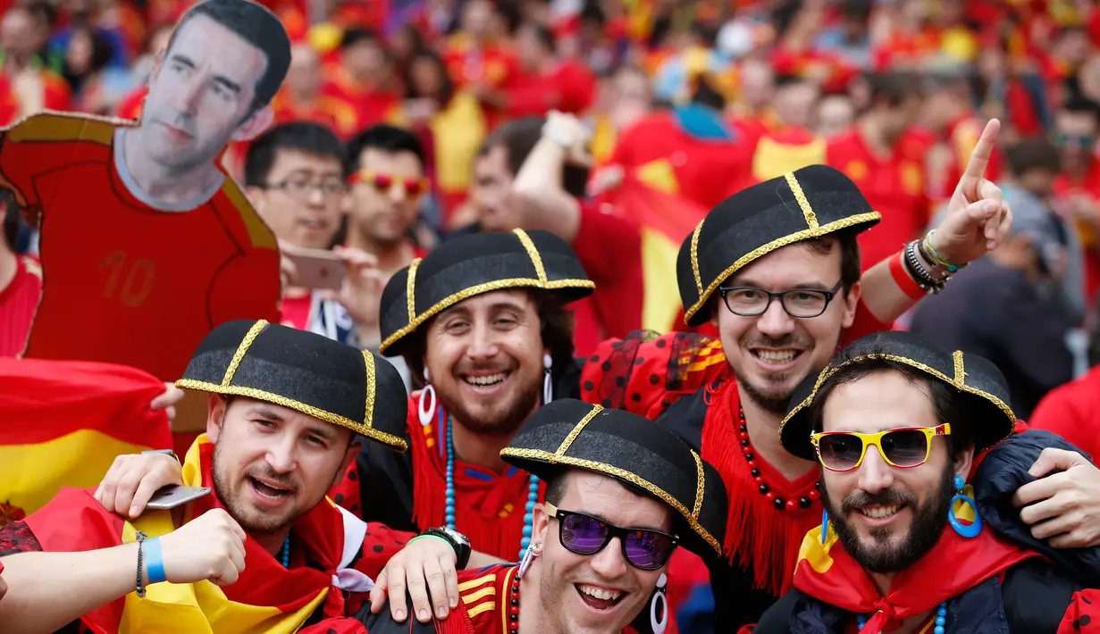 Para suporter timnas Spanyol saat mendukung tim kesayangannya sebelum pertandingan melawan Rep. Ceko pada pertandunga Grup D Piala Eropa di stadion Municipal, Toulouse, (13/6). (REUTERS / Sergio Perez)