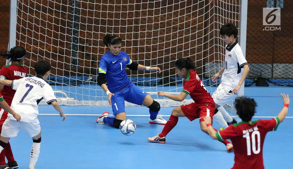 Kiper timnas futsal putri Indonesia Citra Adisti menghadang tendangan bola lawan saat berlaga melawan Thailand dalam laga ketiga futsal SEA Games 2017 di Shah Alam, Selangor, Malaysia, Jumat (25/8). (Liputan6.com/Faizal Fanani)