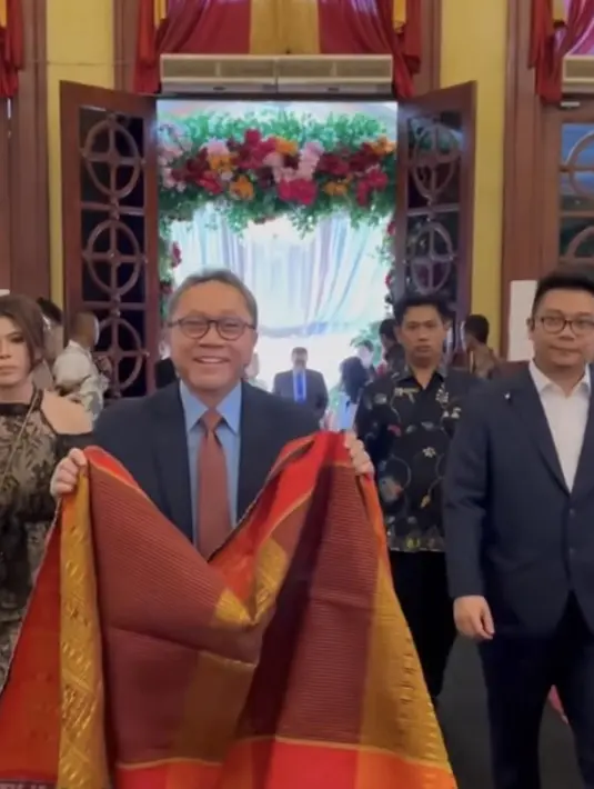Zulkifli Hasan Menteri Perdagangan Republik Indonesia hadir dengan setelan jas warna navy dipadukan kemeja biru lengkap dengan dasi berwarna cerah. [@zul.hasan]