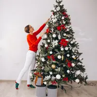 Ilustrasi menghias, pohon Natal. (Photo created by senivpetro on www.freepik.com)