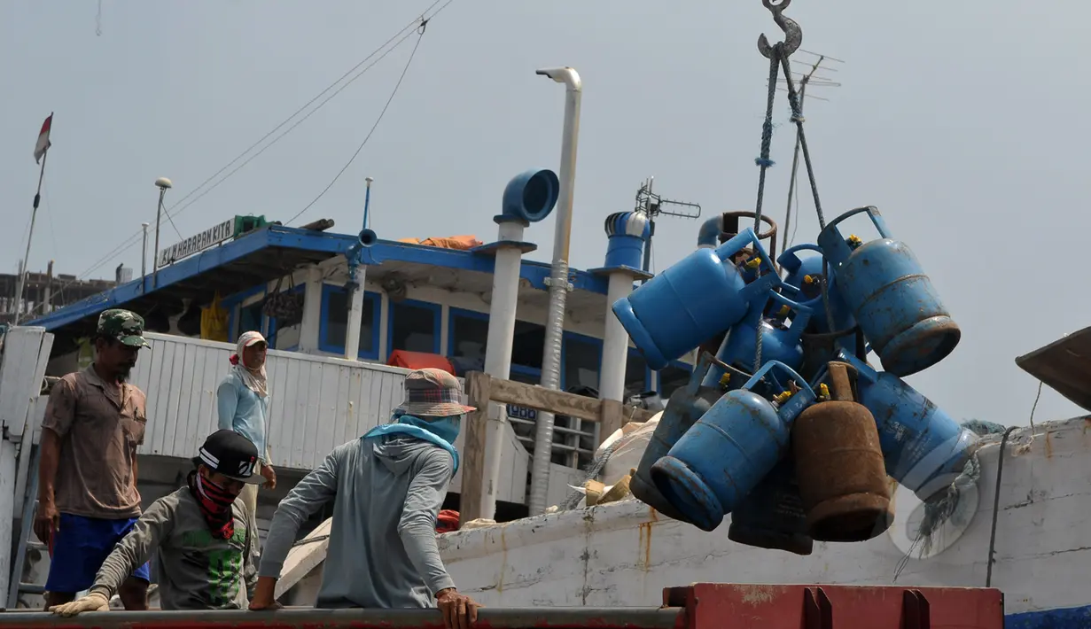 Sejumlah Buruh melakukan aktivitas bongkar muat di Pelabuhan Sunda Kelapa, Jakarta, Senin (24/3). Menteri Ketenagakerjaan Hanif Dhakiri mengatakan upah buruh perusahaan harus naik setiap tahunnya. (Liputan.com/Johan Tallo)