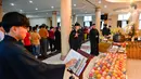 Para umat berdoa saat Hari Raya Waisak yang memperingati kelahiran, pencerahan, dan wafatnya Buddha Gautama, di Kuil Buddha Sakyamuni, Banda Aceh pada Minggu 31 Mei 2026. (CHAIDEER MAHYUDDIN/AFP)