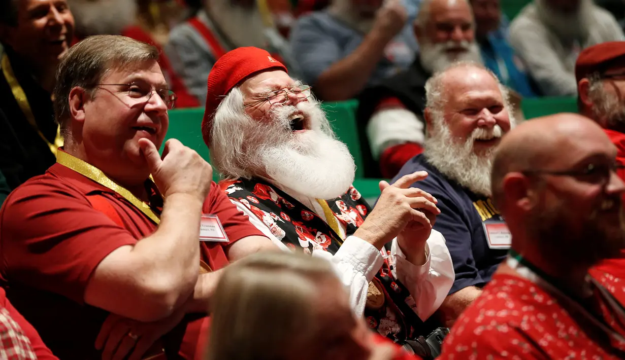 Seorang santa tertawa ketika mengikuti kelas di Charles W. Howard Santa Claus School di Midland, Michigan, 27 Oktober 2016. Sekolah khusus Santa Claus ini untuk belajar menjadi seorang Santa Claus yang baik dan menyakinkan. (REUTERS/Christinne Muschi)