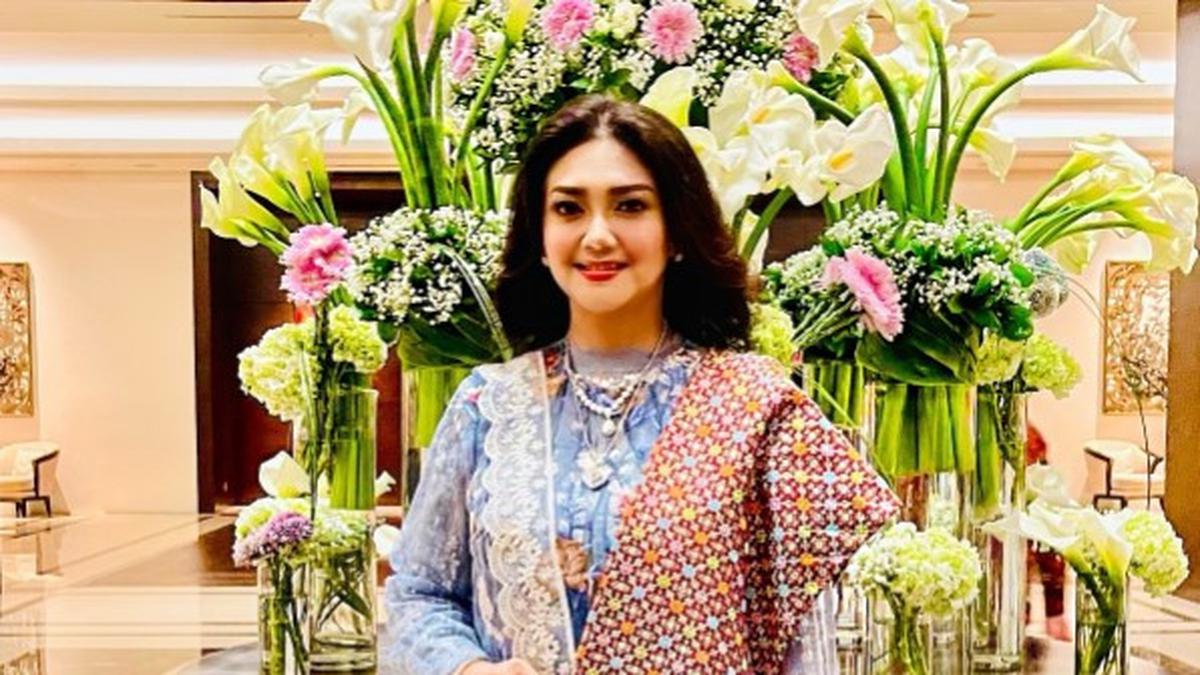 6 Inspirasi Gaya Rambut Terurai Bella Saphira saat Kondangan, Pesona Anggun ala Ibu Pejabat