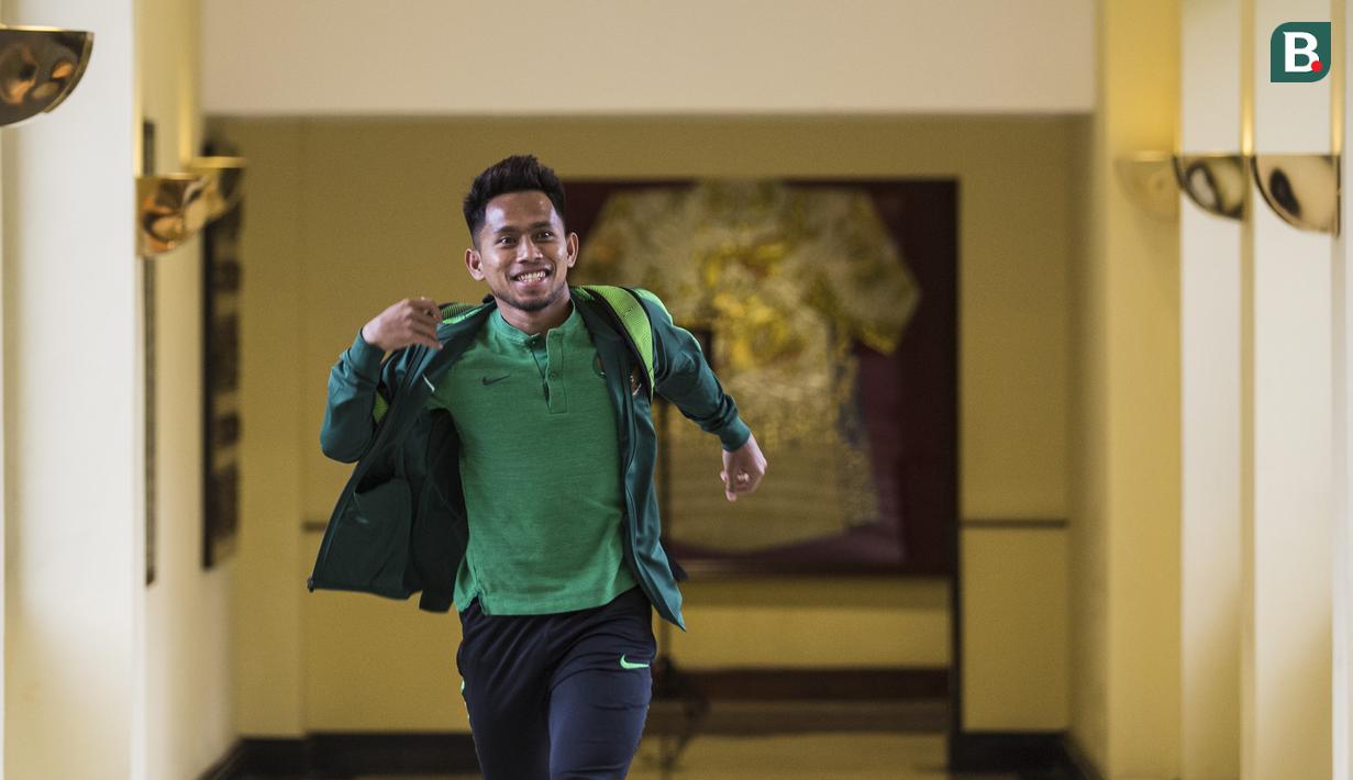 Pemain Timnas Indonesia, Andik Vermansah, tersenyum saat bersiap menuju SUGBK dari Hotel Sultan, Jakarta, Selasa (13/11). Timnas Indonesia akan melawan Timor Leste pada laga Piala AFF 2018. (Bola.com/Vitalis Yogi Trisna)