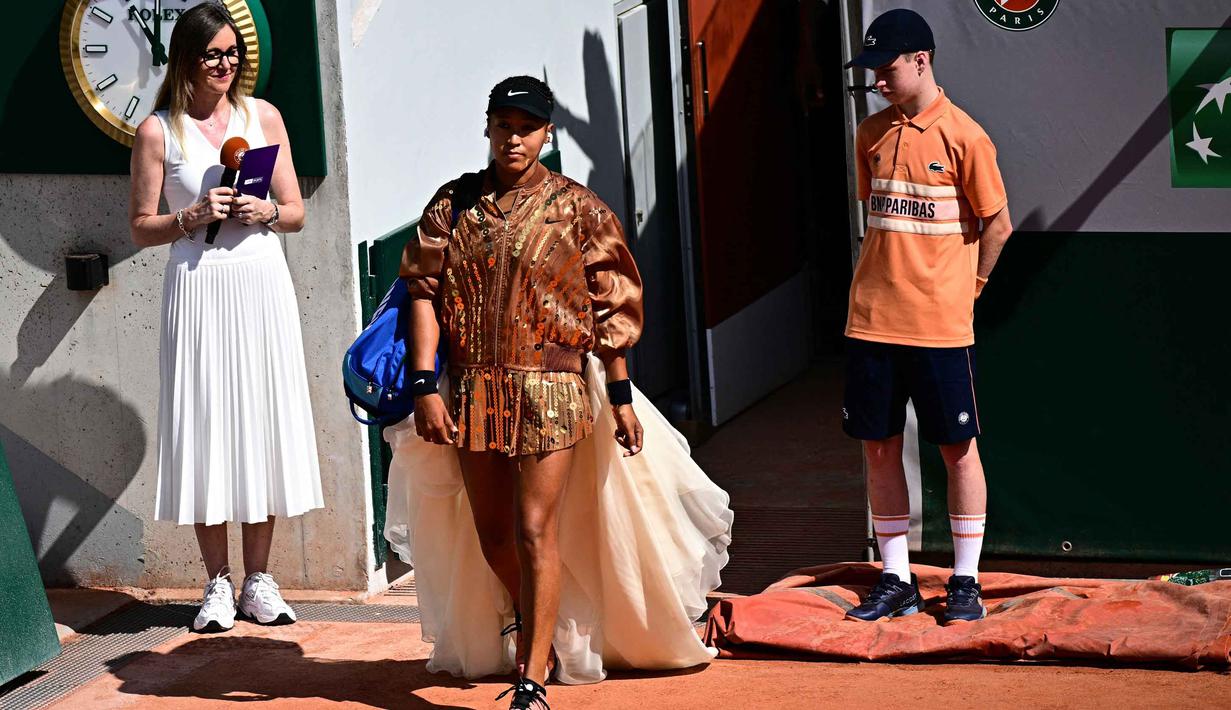 Naomi Osaka (tengah) dari Jepang tiba sebelum pertandingan tunggal putri melawan Donna Vekic (Kroasia) pada hari ke-5 turnamen Prancis Terbuka 2026 di Lapangan Simonne-Mathieu, Kompleks Roland-Garros, Paris pada Kamis 28 Mei 2026. (JULIEN DE ROSA/AFP)