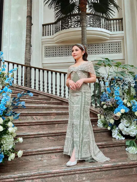 Mulai dari busana, riasan makeup, hingga gaya rambutnya, penampilan Prilly Latuconsina disebut-sebut tak kalah cantik dari sang manten. (FOTO: instagram.com/prillylatuconsina96)