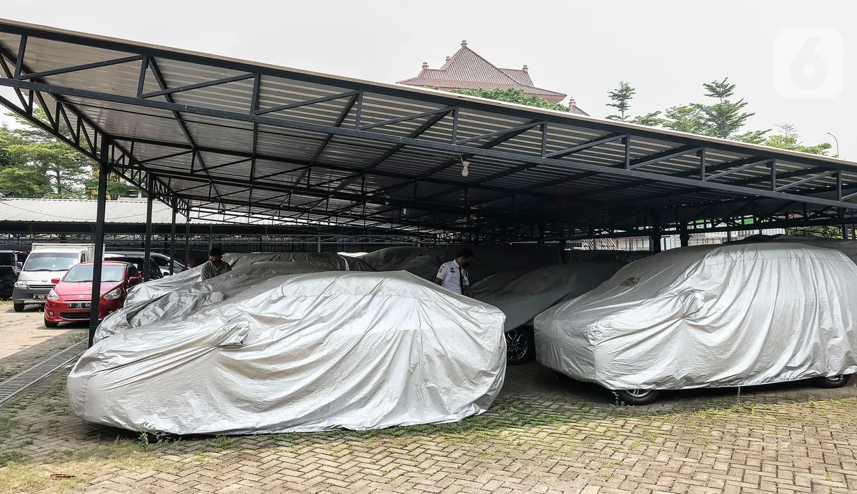 Suasana gudang penyimpanan kendaraan roda empat di PT Pegadaian (Persero), Kebon Nanas, Jakarta, Kamis (15/10/2020). Jumlah nasabah yang ingin menggadaikan kendaraannya di pegadaian selama pandemi COVID-19 pun terus meningkat. (Liputan6.com/Johan Tallo)