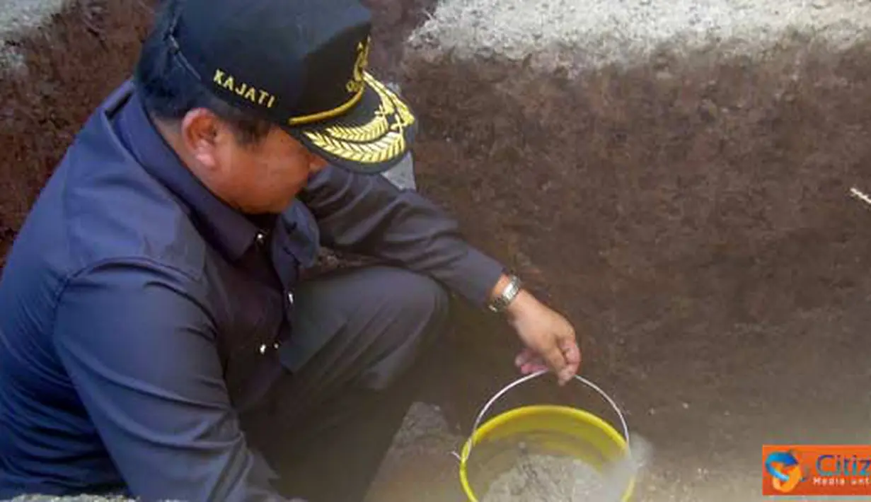 Citizen6, Ponorogo: Kajati Jatim melakukan peletakan batu pertama pembangunan balai pengobatan. (Pengirim: Aprilia)