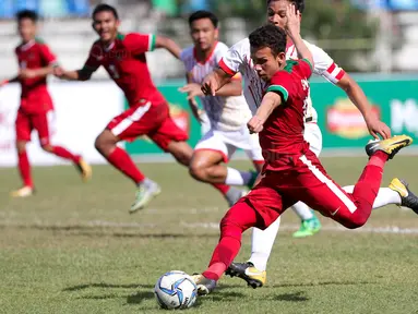 Pemain Timnas Indonesia U-19, Egy Maulana Vikri, melepaskan tendangan saat pertandingan melawan Brunei Darussalam pada laga Piala AFF U-18 di Stadion Thuwunna, Rabu (13/9/2017). Indonesia menang 8-0 atas Brunei Darussalam. (Liputan6.com/Yoppy Renato)