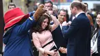 Kate Middleton asyik berdansa dengan seorang aktor yang mengenakan kostum Paddington di stasiun kereta Paddington, London, Senin (16/10). Kate memberi kejutan dalam acara yang melibatkan anak-anak dari yayasan amal yang didukungnya (Chris J Ratcliffe/AFP)