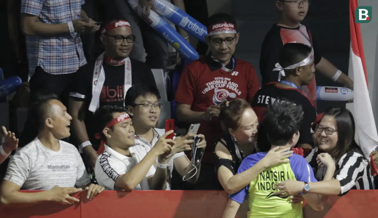 Fans Indonesia memeluk Liliyana Natsir usai menjuarai Blilbli Indonesia Open 2018 di Istora Senayan, Jakarta, Minggu, (8/7/2018). Indonesia memborong dua gelar melalui Kevin/Marcus dan Tontowi Ahmad/Liliyana Natsir. (Bola.com/M Iqbal Ichsan)